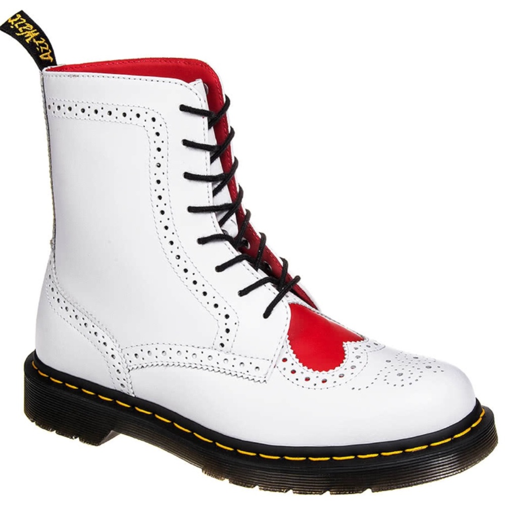 ISO Dr Martens Bentley II Heart boots size 8